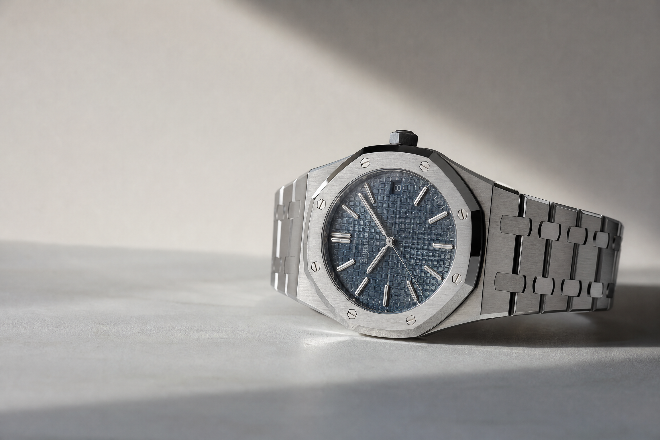 A Steel Revolution Drawn Overnight: the Royal Oak and the Idea That Structure Itself Is Beauty